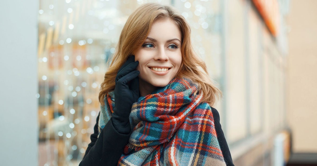 Źle dobrany szalik może przytłoczyć całą stylizację i zaburzyć proporcje sylwetki /Picsel