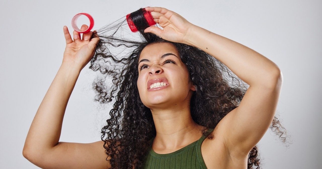 Źle nałożone wałki mogą prowadzić do splątania włosów. Bardzo utrudnia to zdejmowanie ich, może również doprowadzić do łamania i wyrywania włosów /123RF/PICSEL