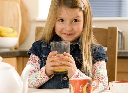 Złe nawyki żywieniowe często powstają już w dzieciństwie. /ThetaXstock