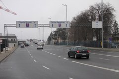 Źle oznakowana droga na parking przy warszawskim lotnisku