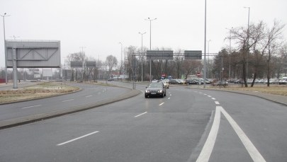 Źle oznakowana droga na parking przy warszawskim lotnisku