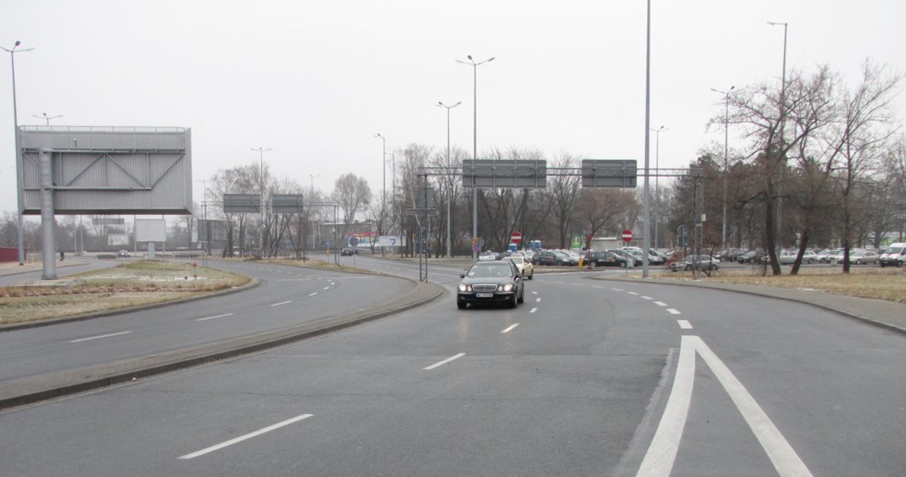 Źle oznakowana droga na parking przy warszawskim lotnisku
