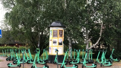 Źle parkowane hulajnogi przekleństwem Zakopanego. Miasto zaczęło je usuwać