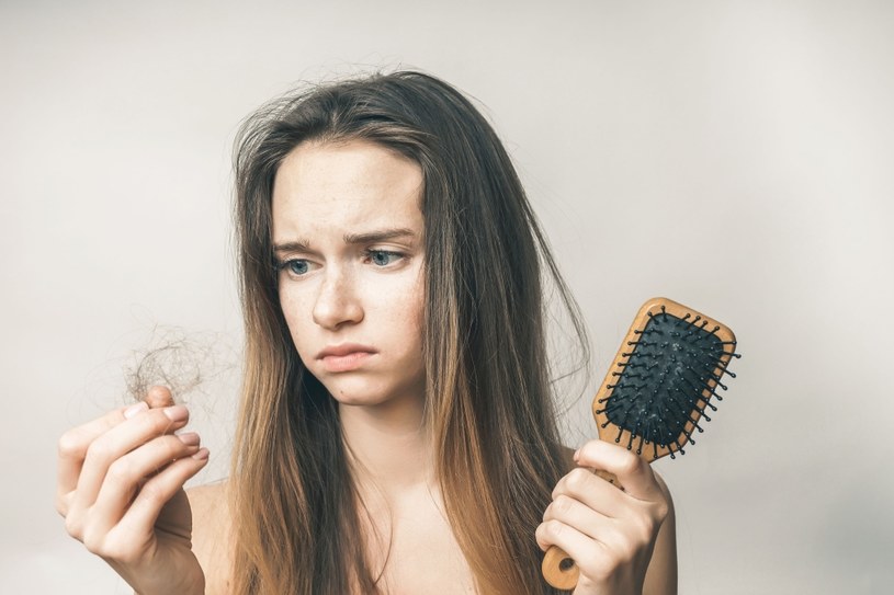 Źle przeprowadzona pielęgnacja włosów może je osłabić i doprowadzić do ich wypadania /123RF/PICSEL