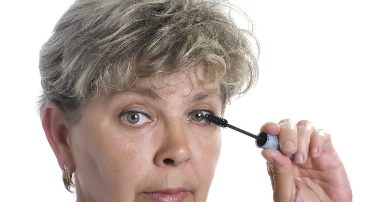 Źle zrobiony makijaż potrafi skutecznie postarzyć twarz