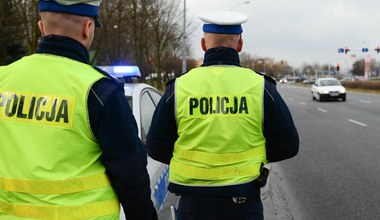 Zlekceważenie znaku D-42 może oznaczać utratę prawa jazdy. Policjanci czekają