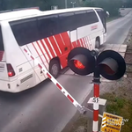 Zlekceważył światła i rogatki. Pędzący autobus wjechał na przejazd