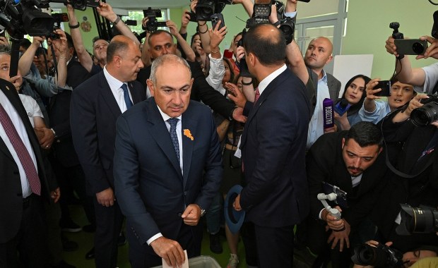 Zliczono tylko część głosów w Armenii. Premier już ogłosił zwycięstwo