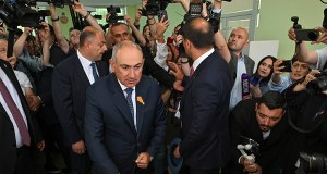 Zliczono tylko część głosów w Armenii. Premier już ogłosił zwycięstwo