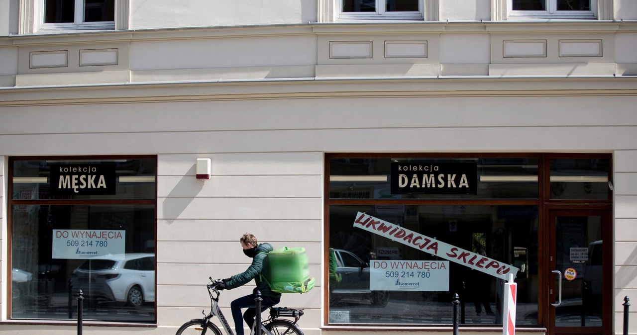 Zlikwidowany sklep, 16 bm. w Krakowie. W centrum miasta zaczynają plajtować restauracje i sklepy z powodu epidemi /PAP