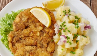 Złociste i chrupiące kotlety. Każdą ze stron wysmaruj innym składnikiem