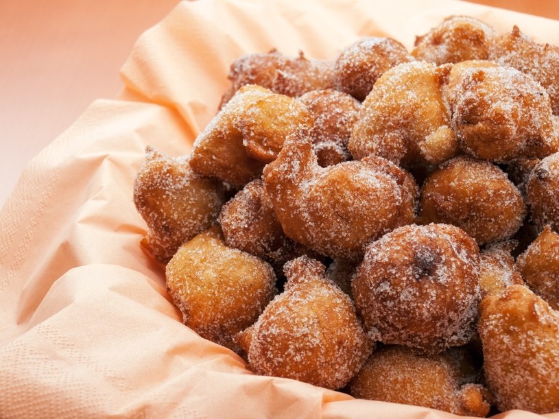 Złociste pączuszki z dodatkiem jogurtu, rozpływają się w ustach. Bułgarski przepis krok po kroku