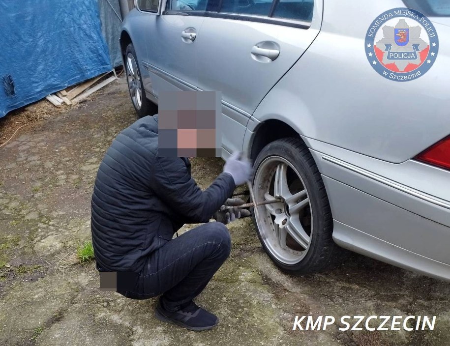 Złodziej kół wpadł, gdy akurat przykręcał je do swojego auta. /Komenda Miejska Policji w Szczecinie /