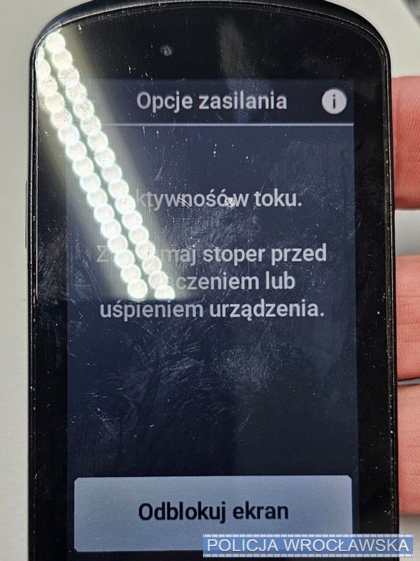 Złodziej, próbując pozbyć się dowodów, wyrzucił na pobocze nawigację rowerową /Komenda Miejska Policji we Wrocławiu /Policja