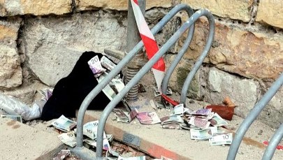 Złodziej uciekając złamał nogę. Łup rozwiał wiatr  