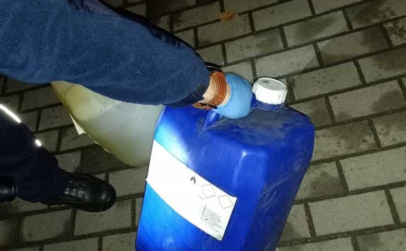 Złodziej ukradł w sumie 80 litrów paliwa i przewoził je w plastikowych pojemnikach. /KRP V - Bielany, Żoliborz /Policja