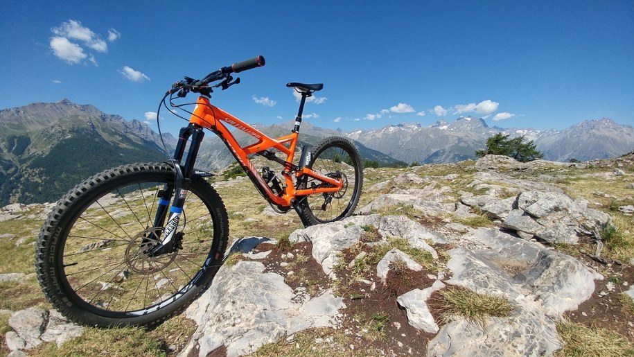 Drogi rower padł łupem złodzieja. Policja szuka tego mężczyzny