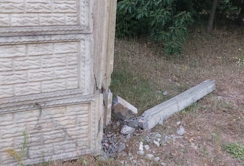Złodziej uszkodził betonowy płot, bramę wjazdową i zaparkowanego dostawczaka. /Policja Dolnośląska /