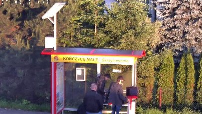 Złodzieje dzielą się łupami pod okiem kamery