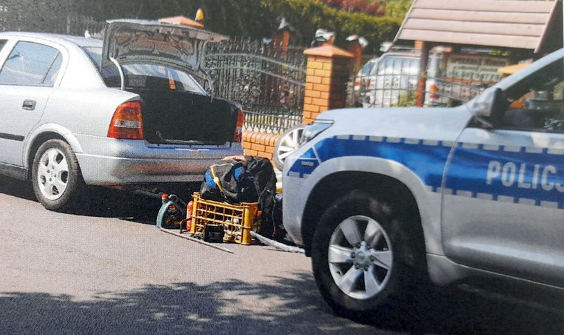 Złodzieje kradli części z zaparkowanych samochodów /Policja
