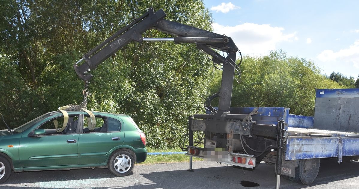 Złodzieje kradli porzucone samochody za pomocą dźwigu HDS. Uwagę zwraca nietypowy sposób zamontowania samochodu... /Policja