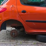 Złodzieje opanowali osiedle we Wrocławiu. Samochody bez kół to już norma