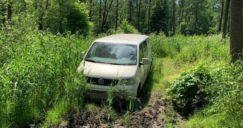 Złodzieje porzucili samochód w lesie /Policja