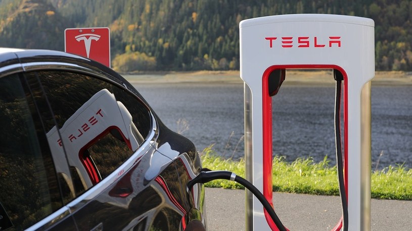 Złodzieje ukradli Tesla Model S w zaledwie 3 minuty. Zobaczcie, jak to zrobili /Geekweek