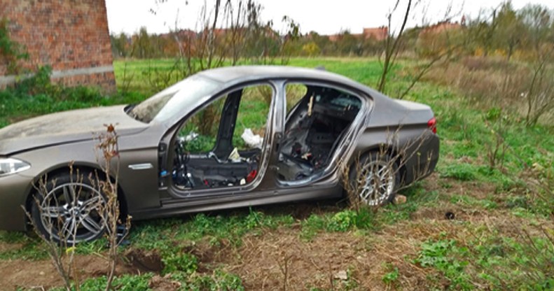 Złodzieje zdołali już częściowo rozebrać skradzione BMW /Policja