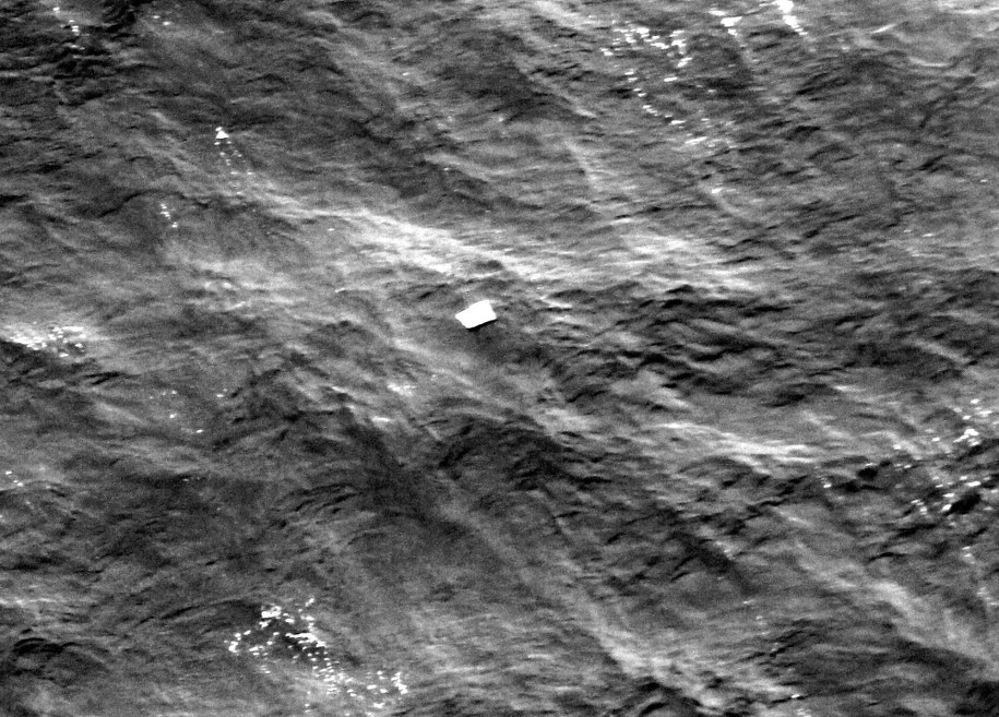 Zlokalizowany element mogący pochodzić z zaginionej maszyny /BAGUS INDAHONO /PAP/EPA