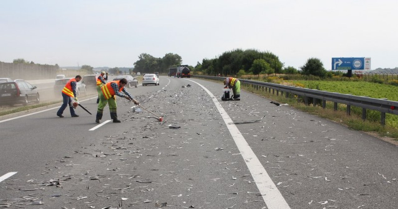 Złom rozsypał się na A4. Na poboczu auta z przebitymi oponami