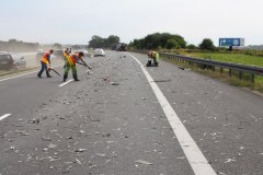 Złom rozsypał się na A4. Na poboczu auta z przebitymi oponami