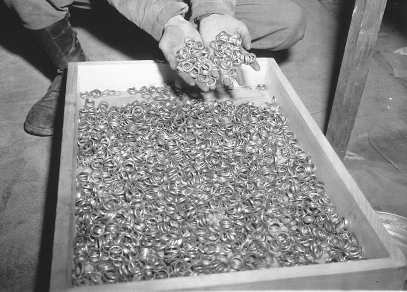 Złota biżuteria zrabowana Żydom podczas II wojny światowej /Getty Images