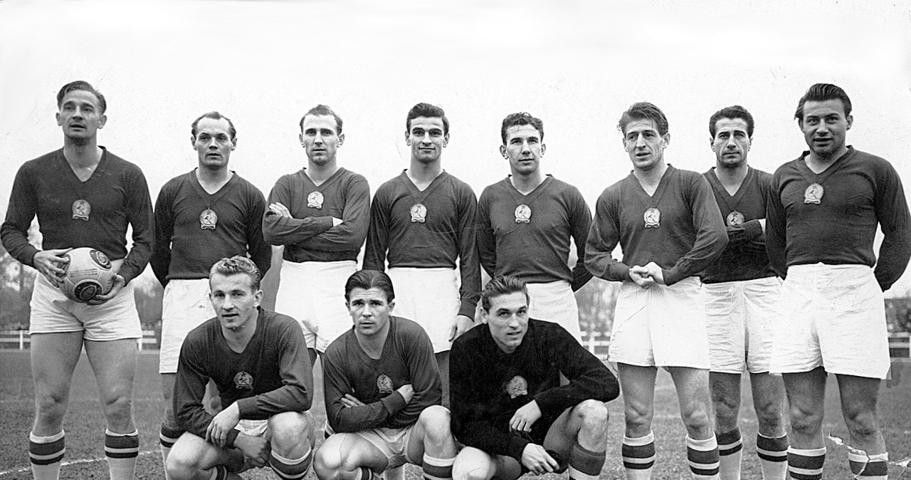 Złota jedenastka, 1953 rok. Ferenc Puskas w środku w dolnym rzędzie /Wikimedia Commons /materiały prasowe