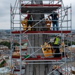 ​Złota królewska korona wróciła na wieżę bazyliki Mariackiej