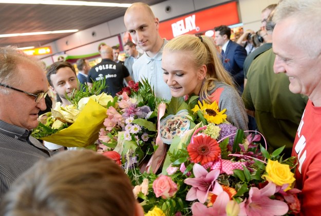 Złota medalistka w szabli w rywalizacji indywidualnej Angelika Wątor podczas powitania na lotnisku Okęcie /Bartłomiej Zborowski /PAP