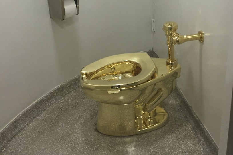 Złota toaleta wykonana przez Maurizio Catellana została skradziona w 2019 r. Po czterech latach czterej podejrzani usłyszeli zarzuty /WILLIAM EDWARDS/AFP/East News /East News