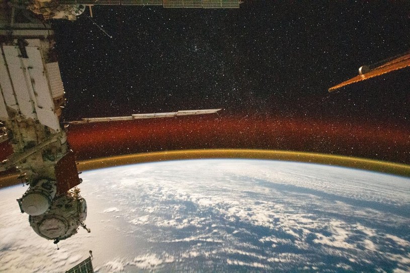 Złotawa poświata w atmosferze Ziemi widoczna z pokładu ISS. /NASA /materiał zewnętrzny