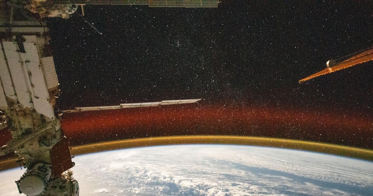 Złotawa poświata w atmosferze Ziemi widoczna z pokładu ISS. /NASA /materiał zewnętrzny