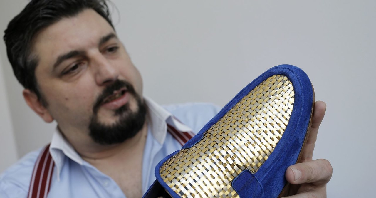Złote buty dla szejków z 24 karatowego złota skierowane na rynek z krajów Zatoki Perskiej /AFP