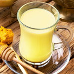 Złote mleko: Co to jest? Jak działa na zdrowie?