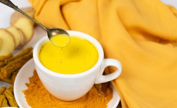 Złote mleko - nowy król porannych napojów? Sprawdzamy, czy rzeczywiście jest zdrowsze od kawy!