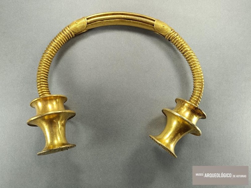Złote obręcze są niezwykle cenne dla archeologów /Museo Arqueologico de Asturias /Twitter