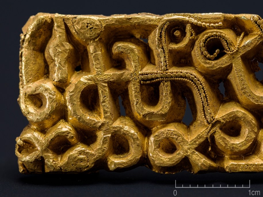 Złote okucie miecza – świadectwo władzy sprzed 1500 lat /foto: Annette Græsli Øvrelid, Arkeologisk museum, Universitetet i Stavanger /