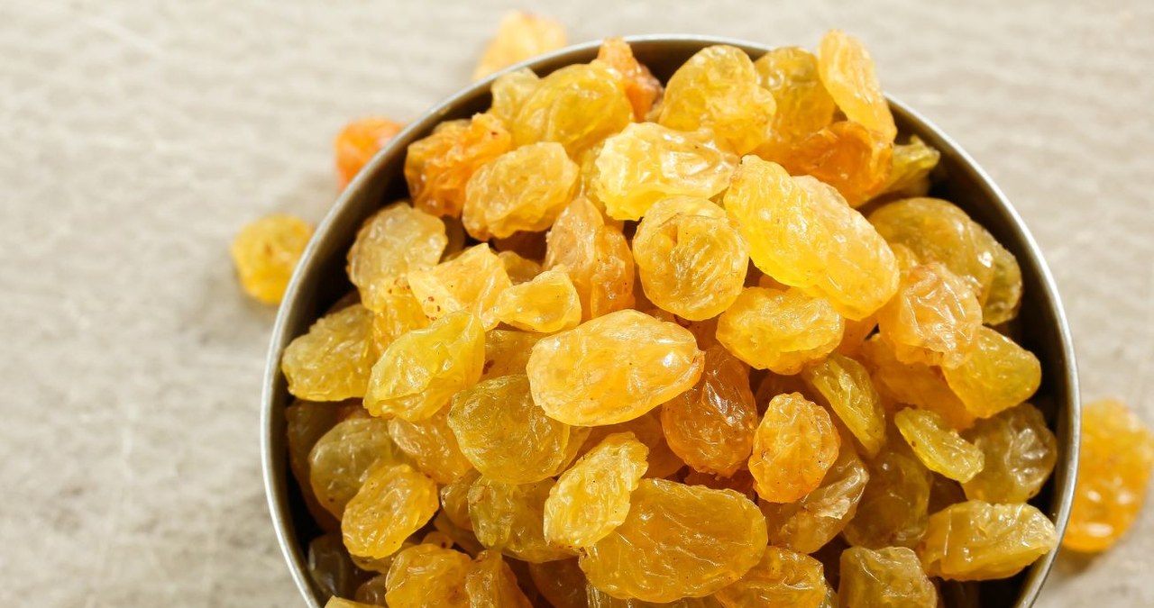 Złote rodzynki (typu „golden”, „jumbo”, „smyrneńskie”) powstają zazwyczaj z jasnych, bezpestkowych winogron. /vm2002 /Canva Pro