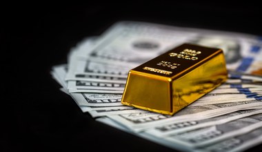 Złoto coraz tańsze. Polskich posiadaczy kruszcu ratuje osłabiony złoty