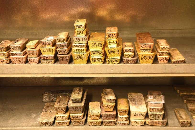 Złoto pod presją dolara i inflacji /AFP