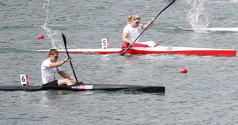 Złoto zdobyła Danuta Kozak z Węgier (na pierwszym planie), Ewelina Wojnarowska (w tle) wywalczyła brąz /MAXIM SHIPENKOV    /PAP/EPA