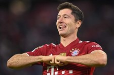 Złoty But. Robert Lewandowski... w łóżku z trofeum