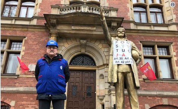 "Złoty Donek" przed siedzibą rady miasta w Gdańsku 